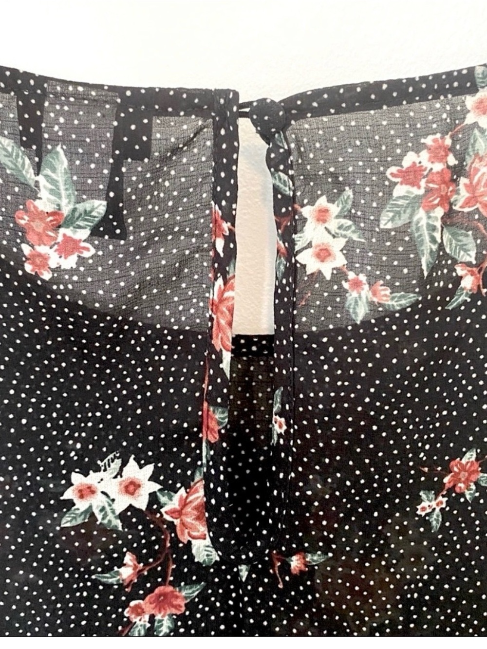 Torrid Ladies Black Dot Floral  Ruffle Sleeve Blouse Size 1 (14/16) - Picture 5 of 6